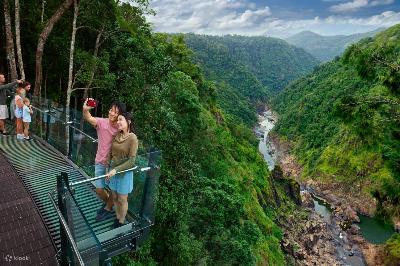 가족과 함께 배런 협곡의 디 엣지 전망대에서 숨 막힐 듯 아름다운 경치를 감상하세요.